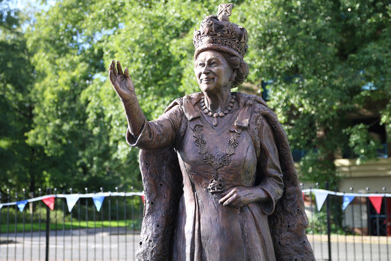 Queen statue in Andover